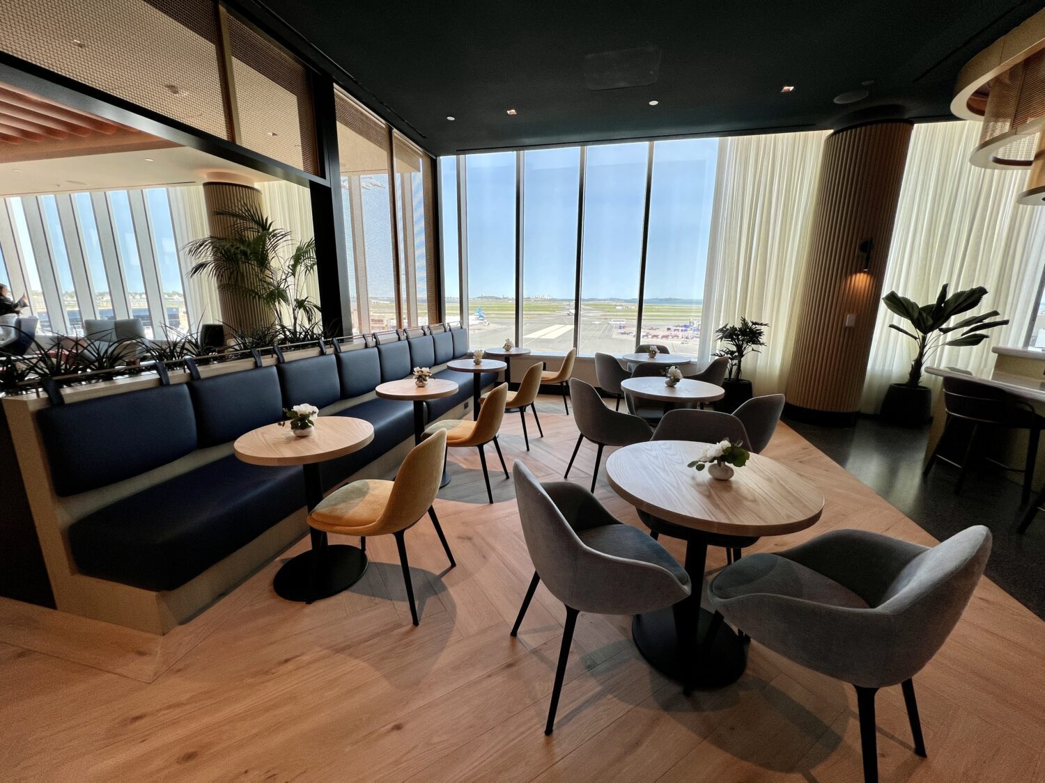 chase sapphire lounge cafe seating