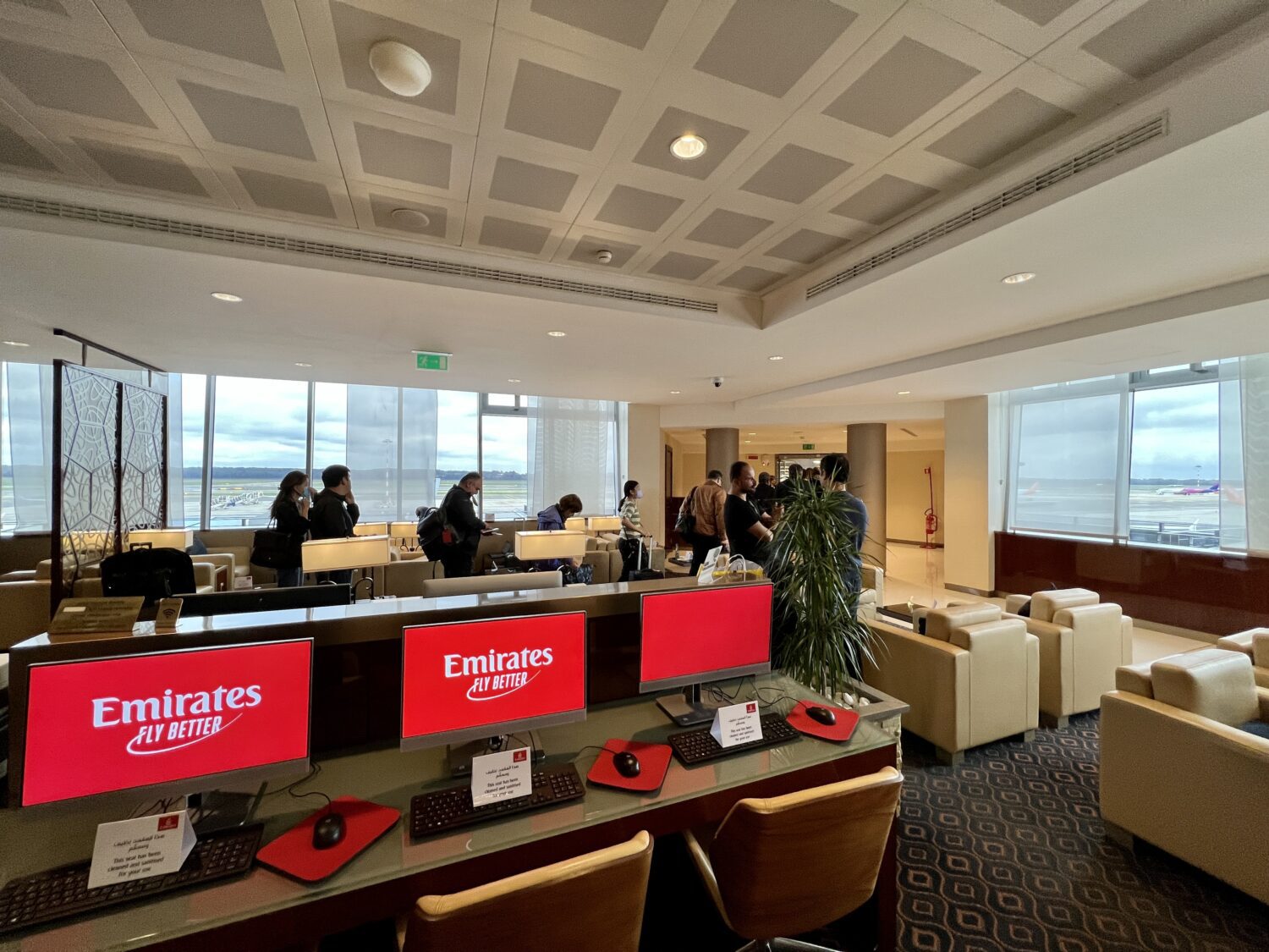 emirates lounge computers scaled