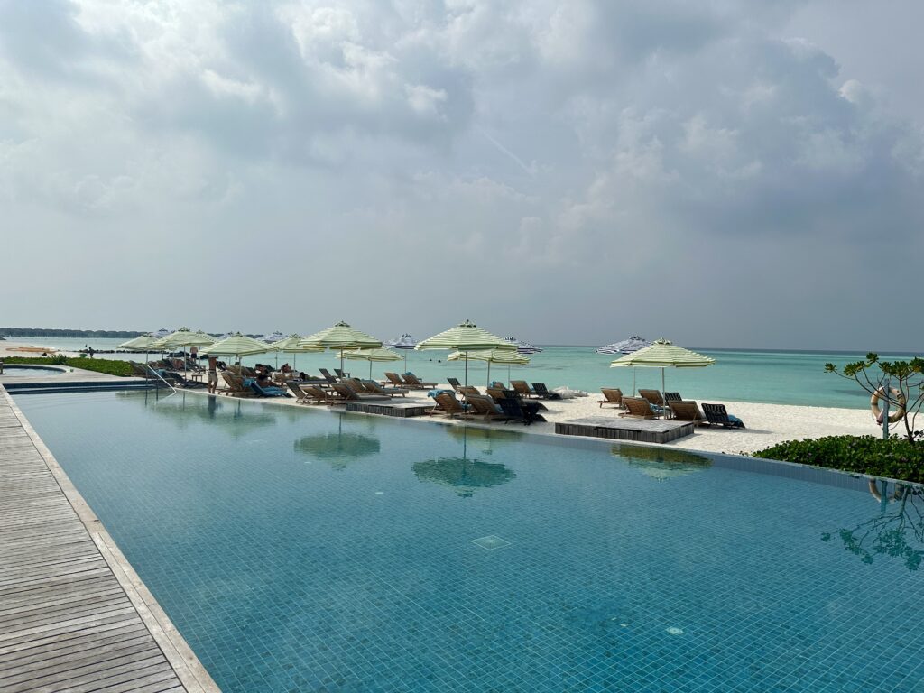 maldives pool