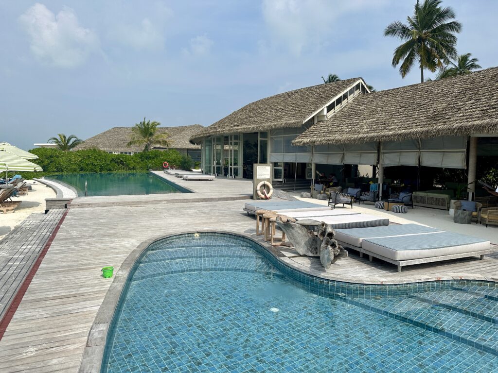maldives pool